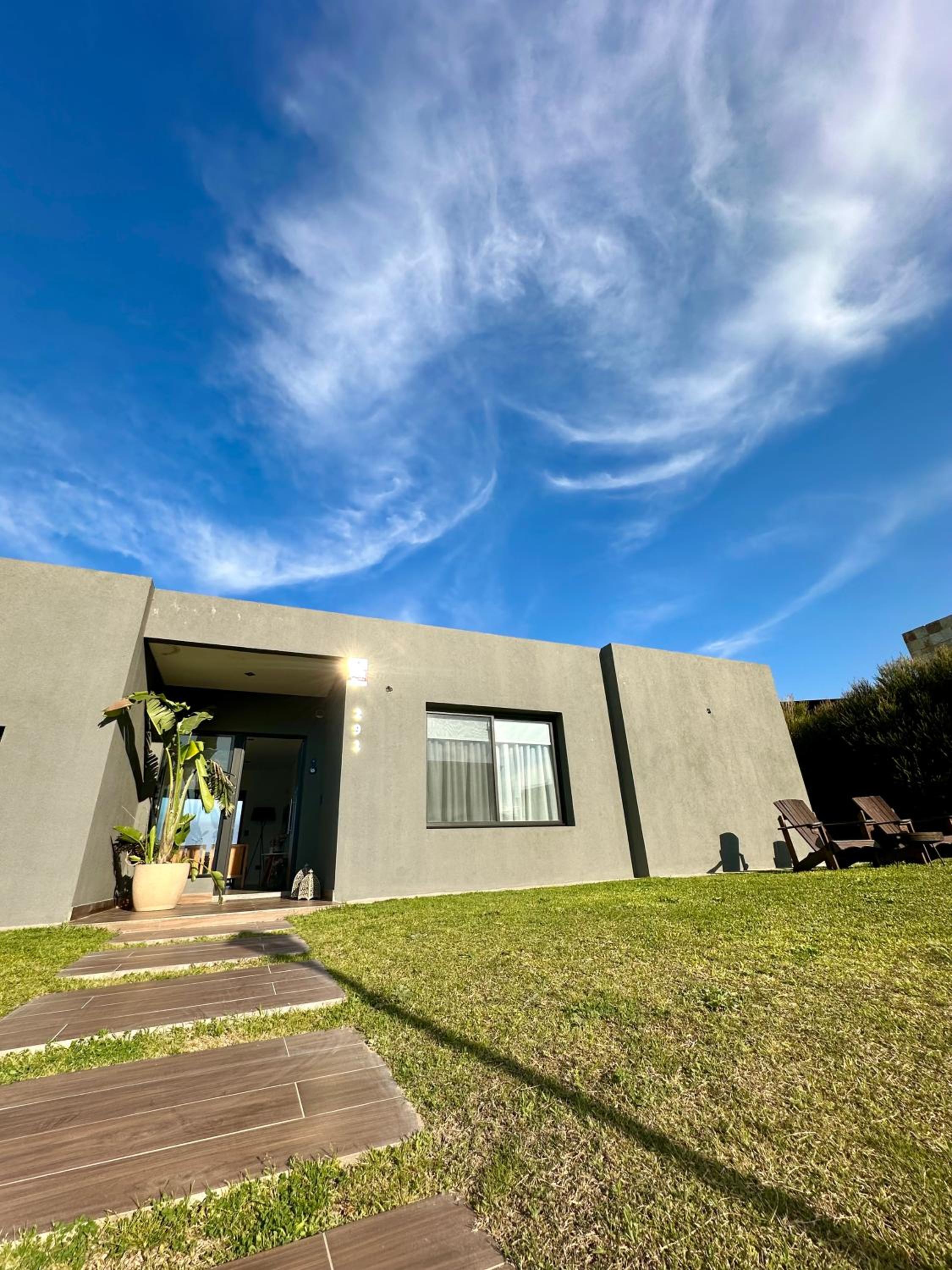 Casa familiar a la laguna en San Sebastian, Escobar, 3 dormitorios, jardín, pileta, parrilla y canoas