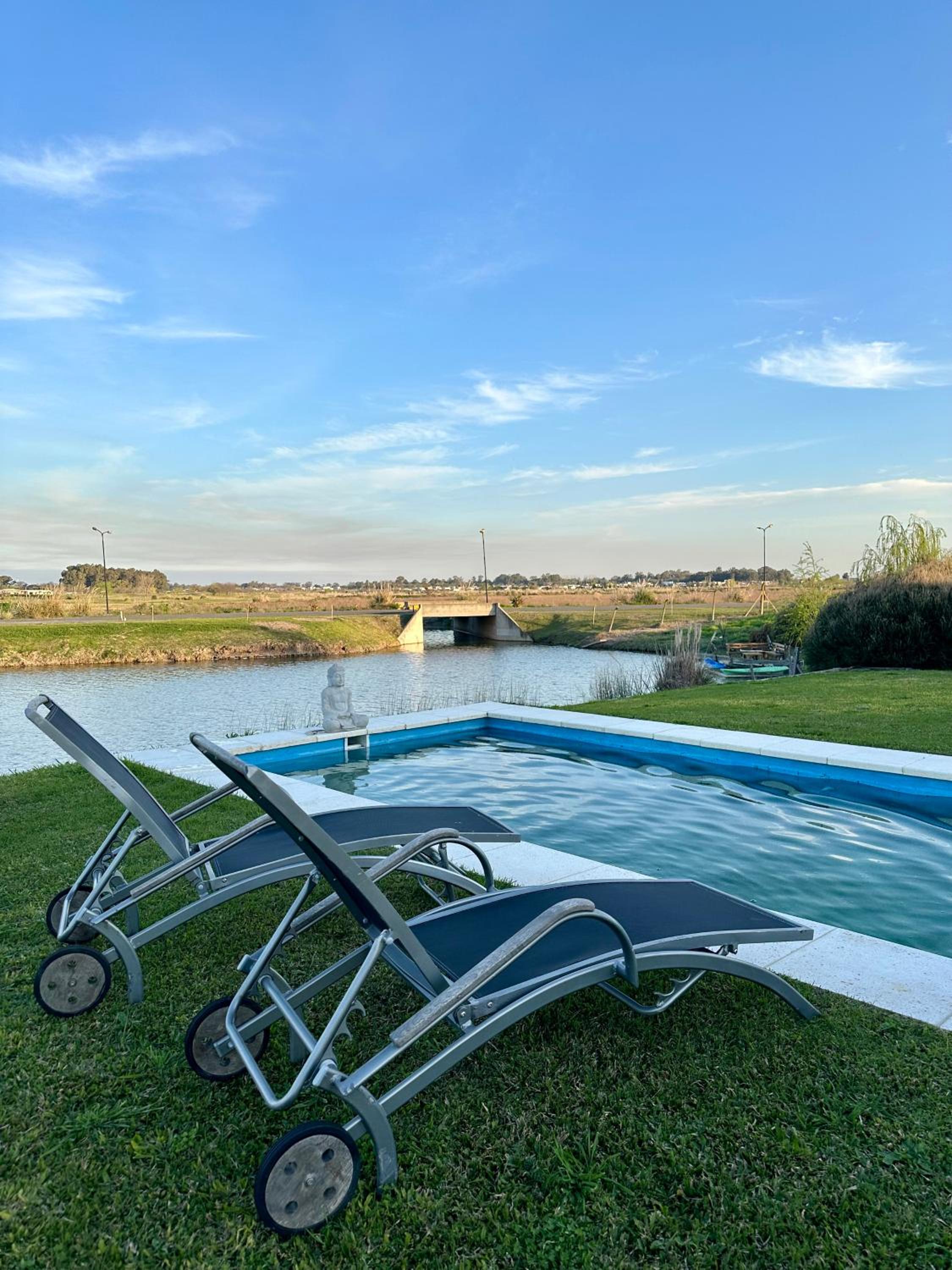 Casa familiar a la laguna en San Sebastian, Escobar, 3 dormitorios, jardín, pileta, parrilla y canoas