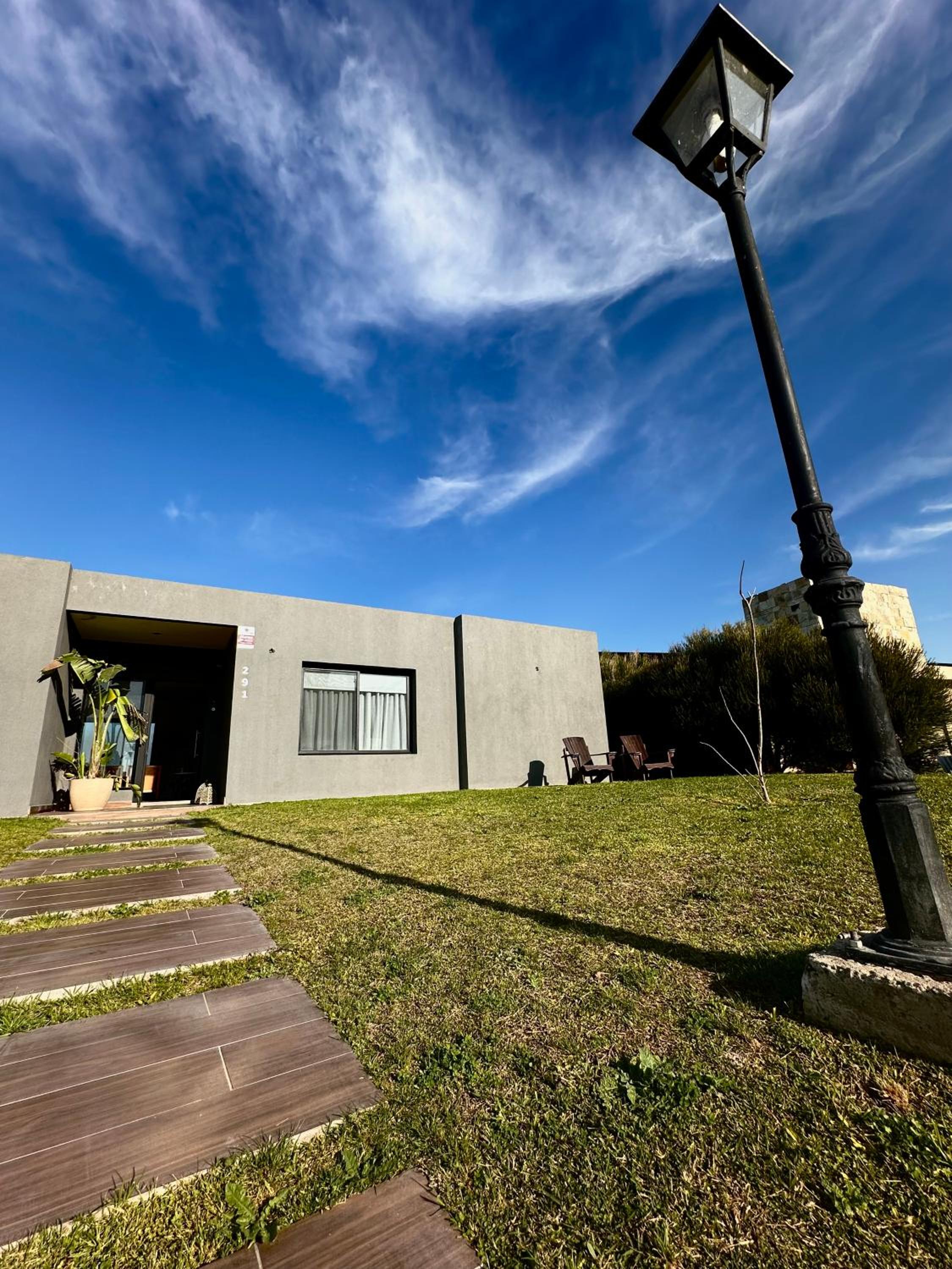 Casa familiar a la laguna en San Sebastian, Escobar, 3 dormitorios, jardín, pileta, parrilla y canoas