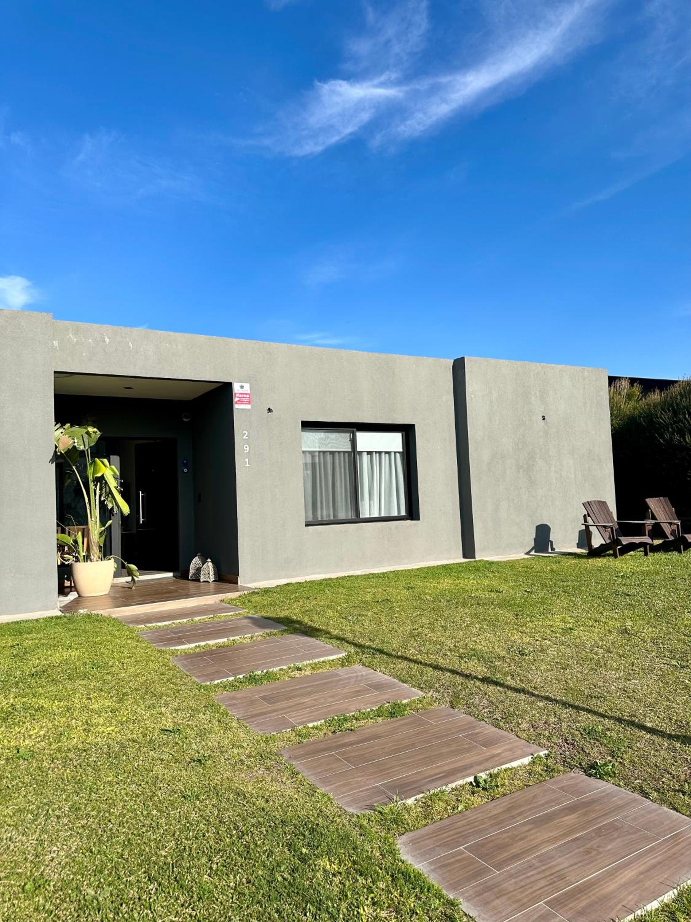 Casa familiar a la laguna en San Sebastian, Escobar, 3 dormitorios, jardín, pileta, parrilla y canoas