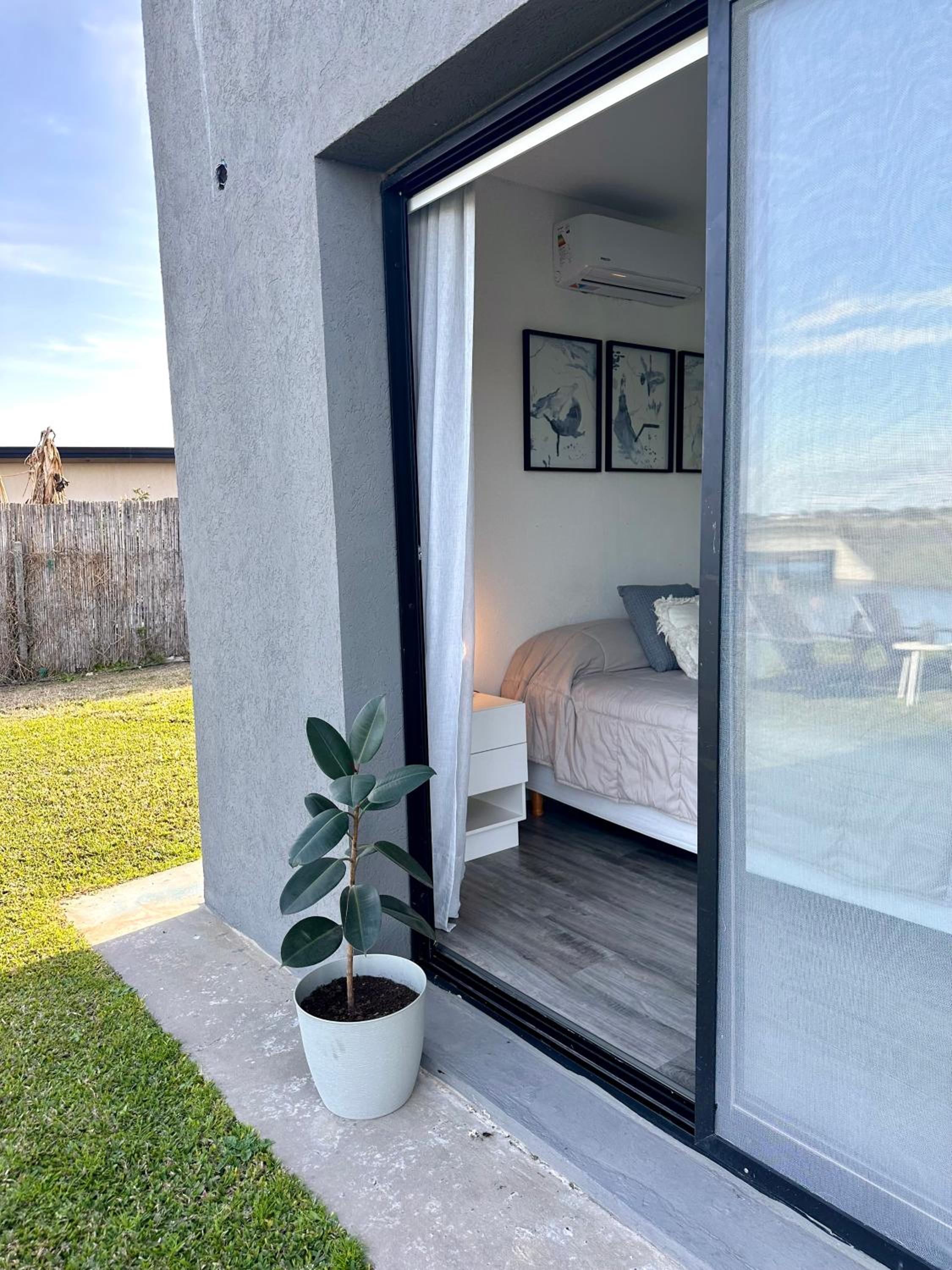 Casa familiar a la laguna en San Sebastian, Escobar, 3 dormitorios, jardín, pileta, parrilla y canoas