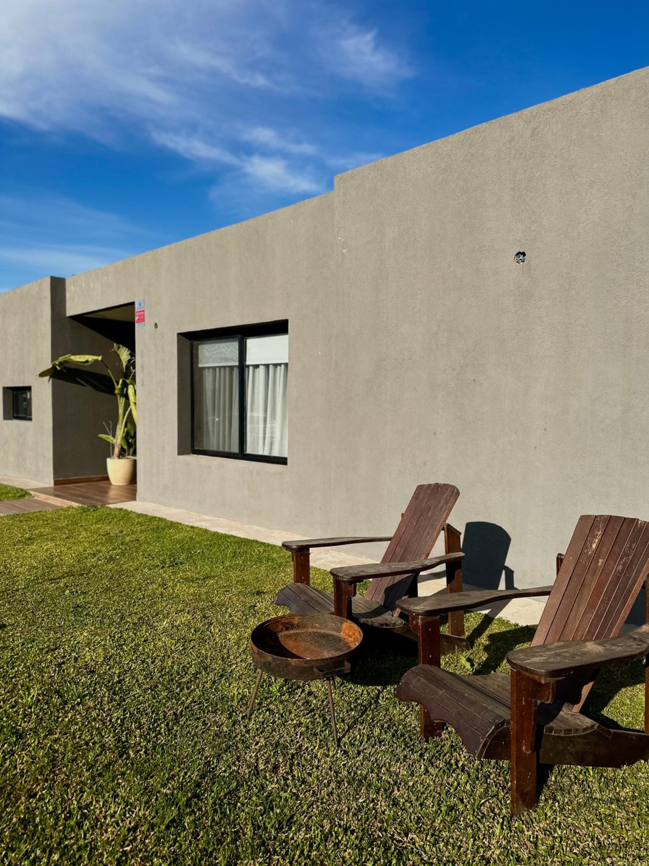 Casa familiar a la laguna en San Sebastian, Escobar, 3 dormitorios, jardín, pileta, parrilla y canoas