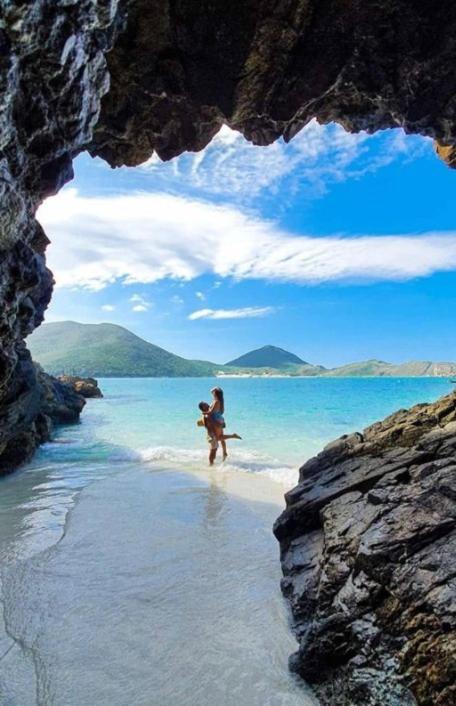 Cobertura 2 QUARTOS a 100m PRAIA Grande em Condomínio com PISCINA, sauna, garagem 2 VAGAS e portaria 24h - Área de lazer, wi-fi 250MB, churrasqueira e cozi