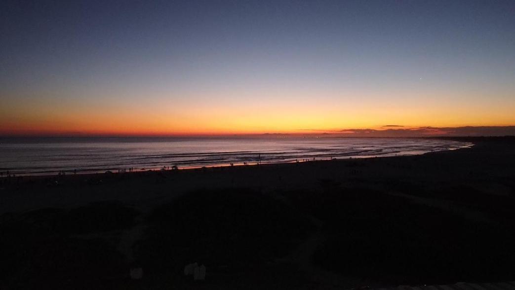 Cobertura 2 QUARTOS a 100m PRAIA Grande em Condomínio com PISCINA, sauna, garagem 2 VAGAS e portaria 24h - Área de lazer, wi-fi 250MB, churrasqueira e cozi
