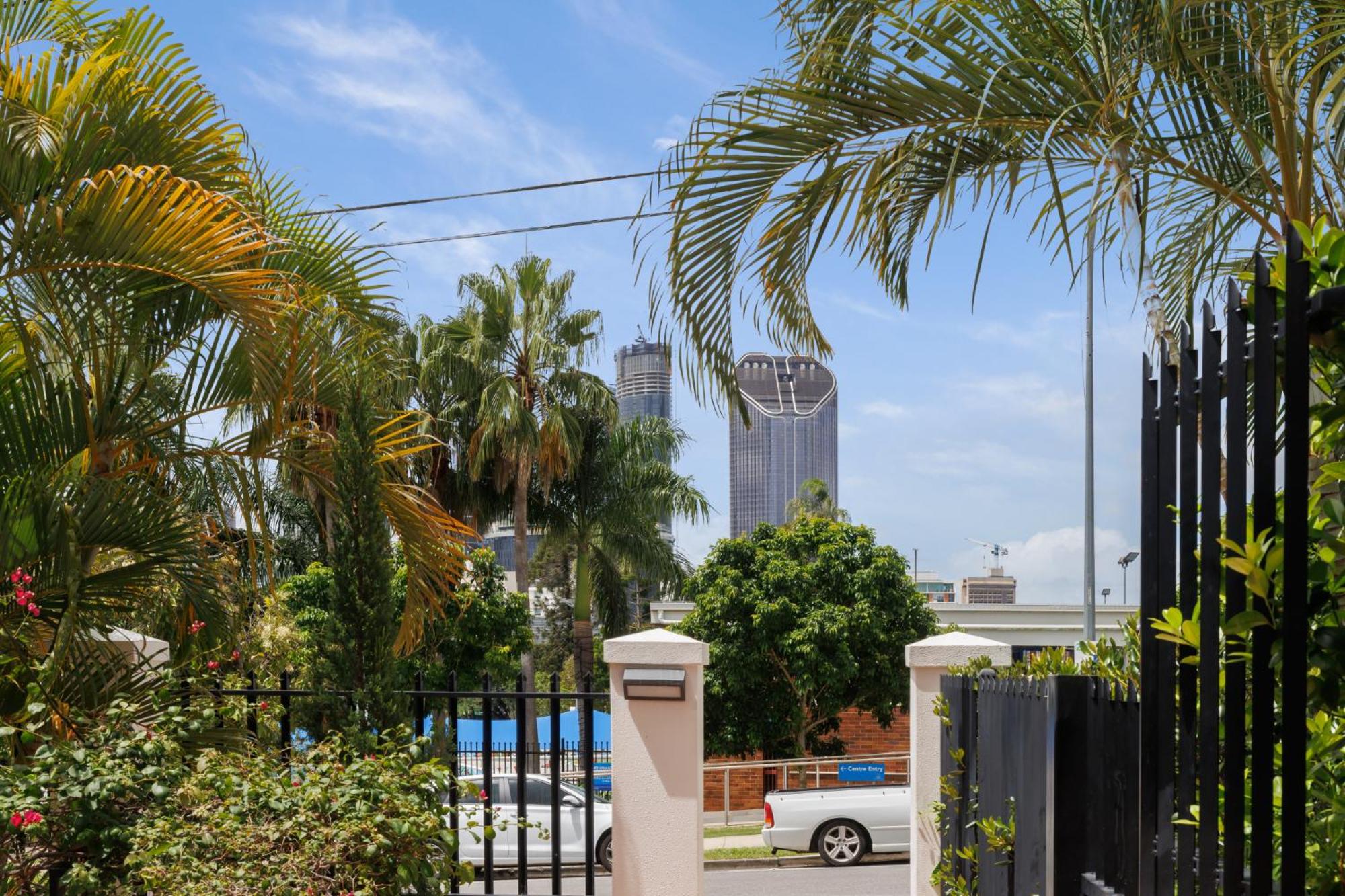 Modern 2-bed Unit with Parking in South Brisbane