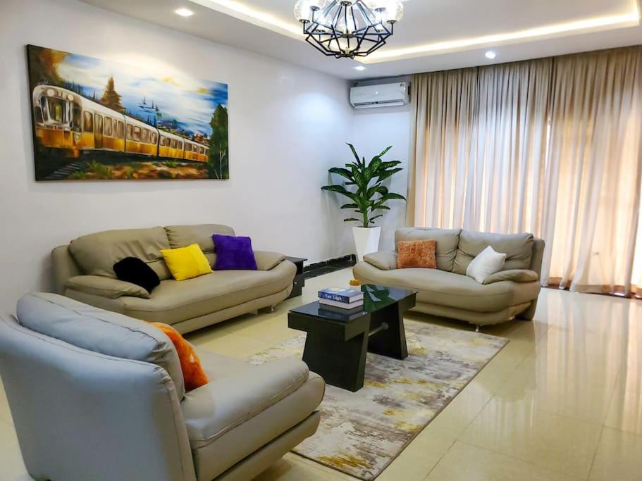 Luxury Apartment Wifi , PS4, Oluyole view 3