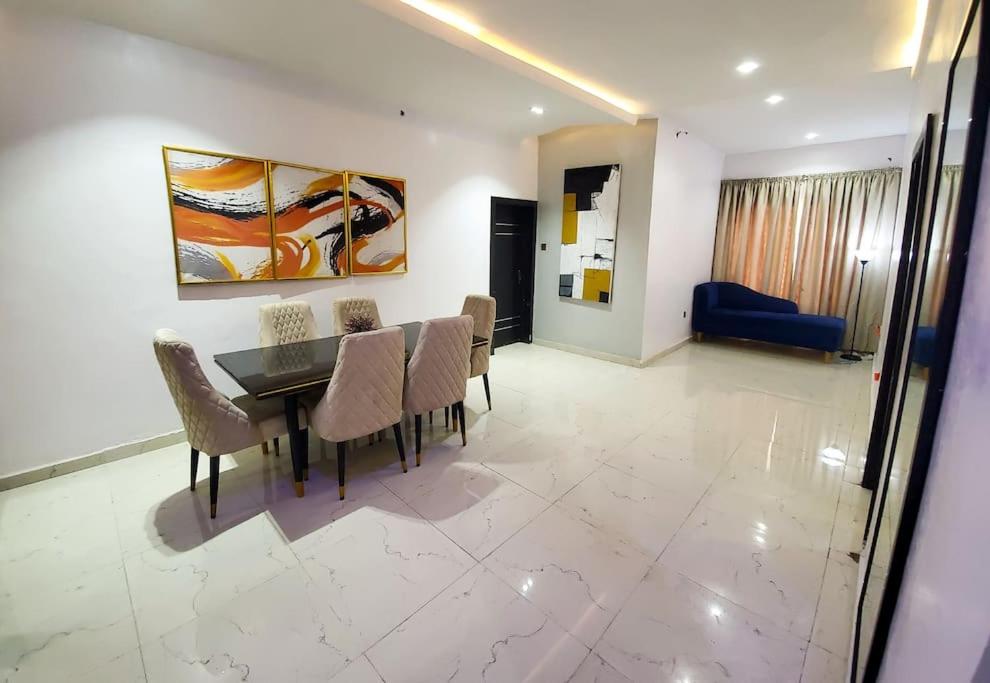 Luxury Apartment Wifi , PS4, Oluyole view 4