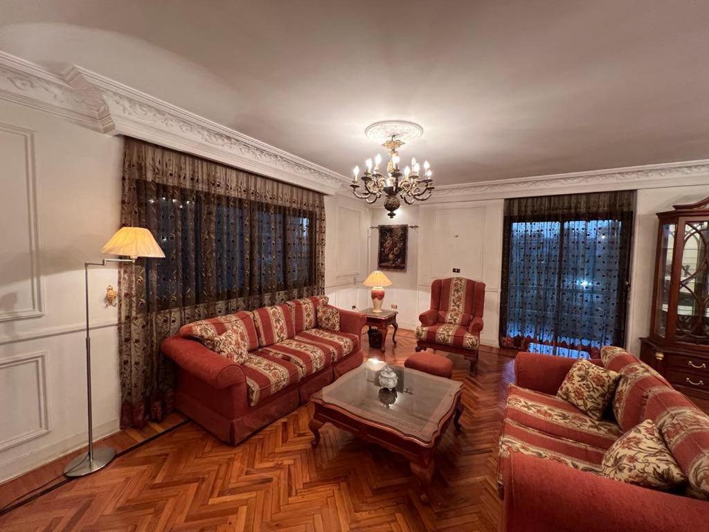 Cozy Apartment with Merryland Garden view