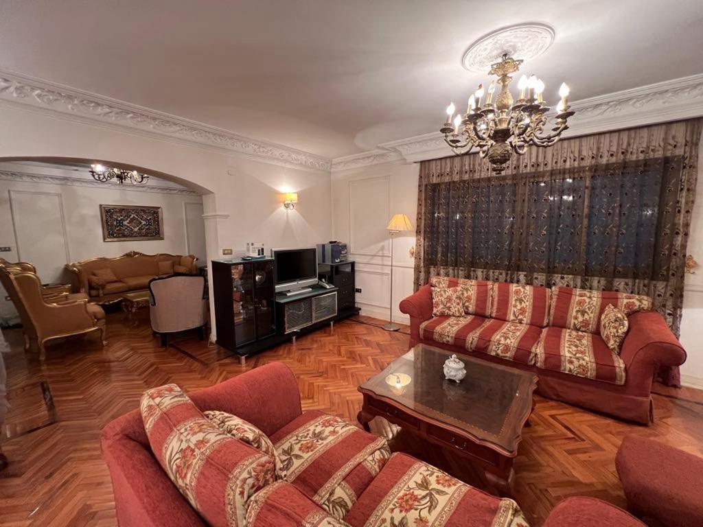 Cozy Apartment with Merryland Garden view