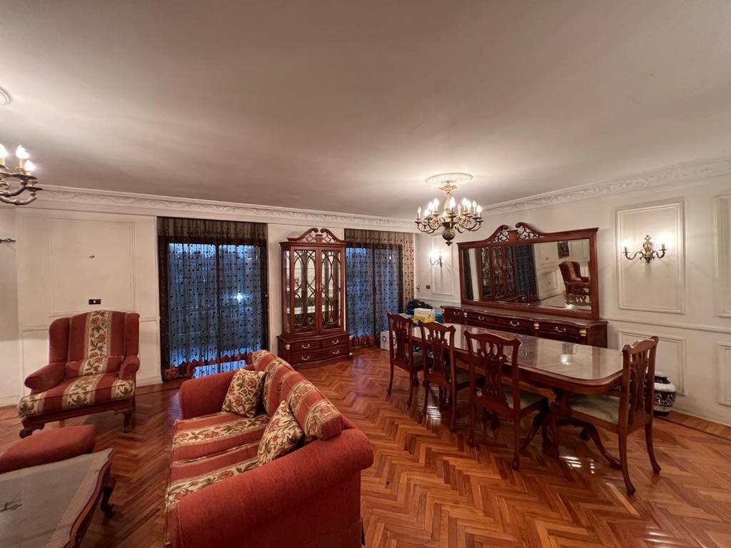 Cozy Apartment with Merryland Garden view