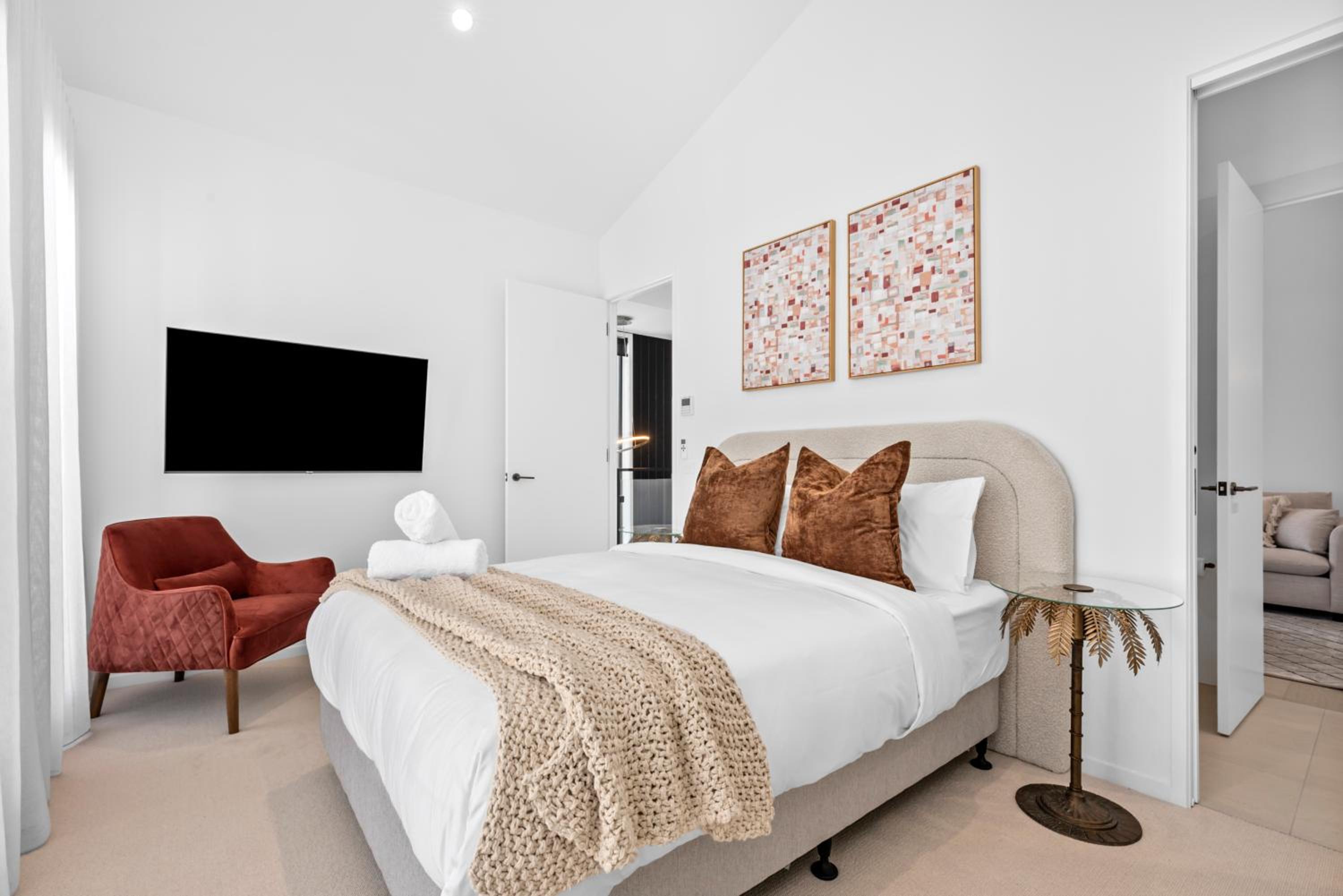 Beach Luxury On The Park - Brand New 2 bedroom 3 Bathroom Carport Shops 100m Beach 500m Aircon Heating Gas fireplace WIFI