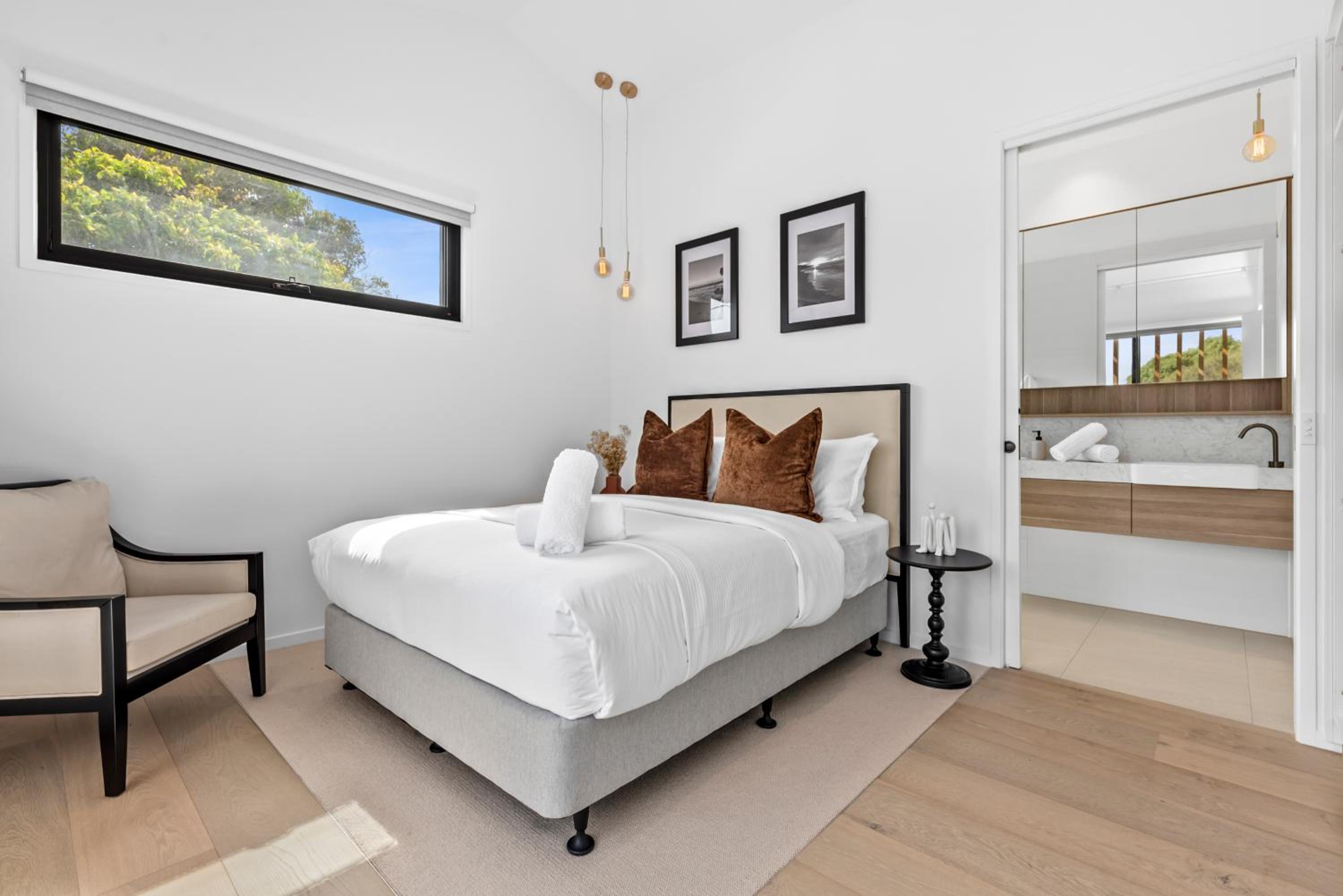 Beach Luxury On The Park - Brand New 2 bedroom 3 Bathroom Carport Shops 100m Beach 500m Aircon Heating Gas fireplace WIFI