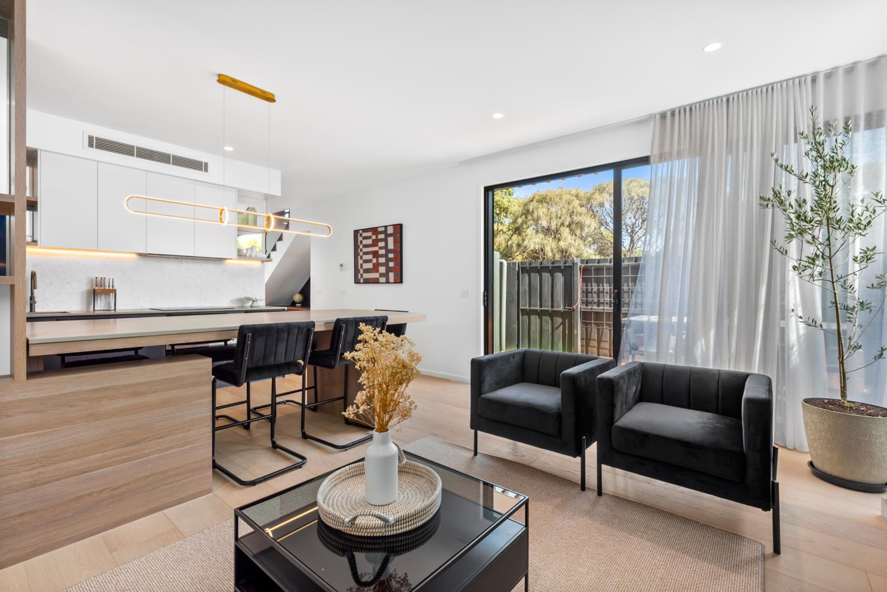 Beach Luxury On The Park - Brand New 2 bedroom 3 Bathroom Carport Shops 100m Beach 500m Aircon Heating Gas fireplace WIFI