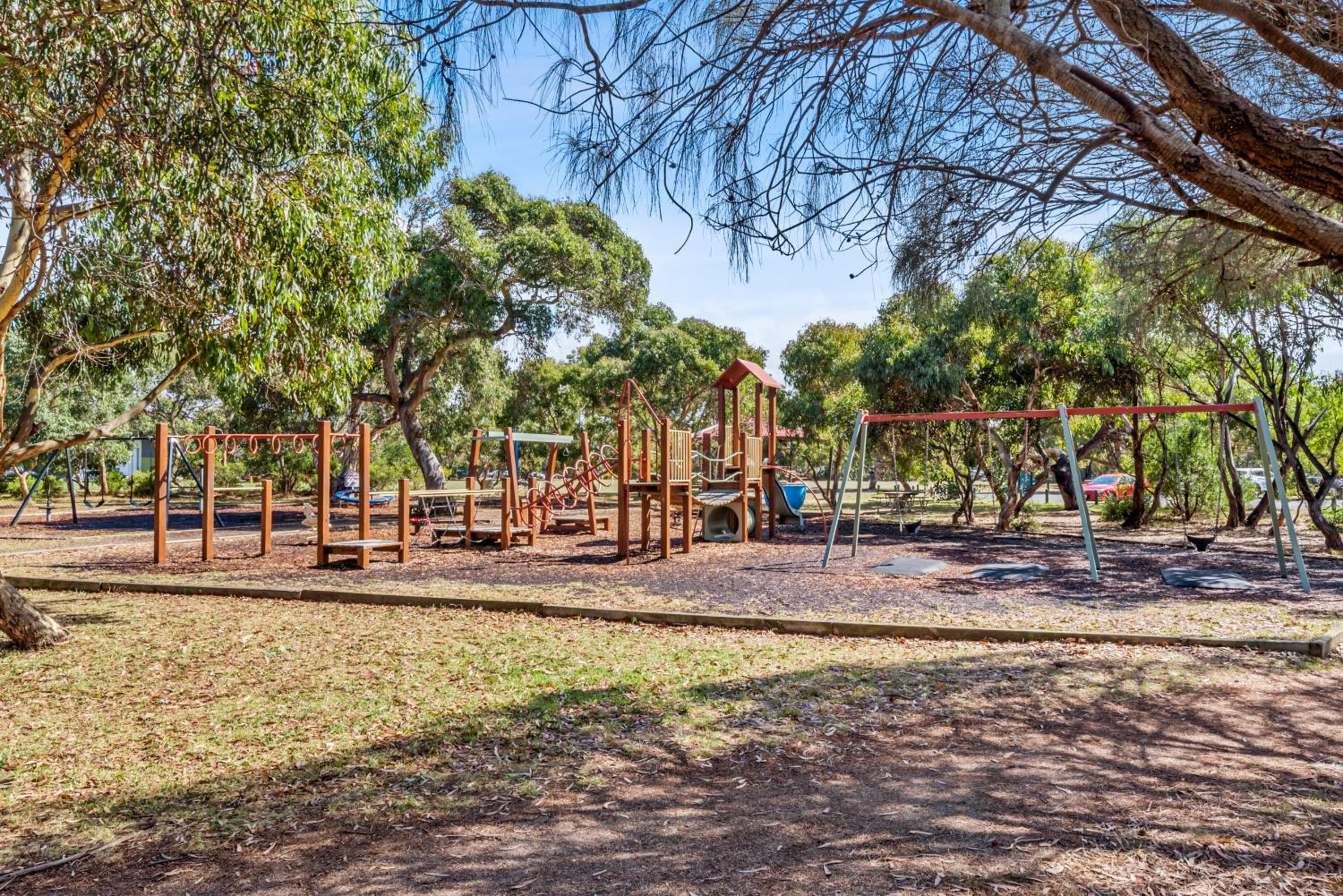 Beach Luxury On The Park - Brand New 2 bedroom 3 Bathroom Carport Shops 100m Beach 500m Aircon Heating Gas fireplace WIFI