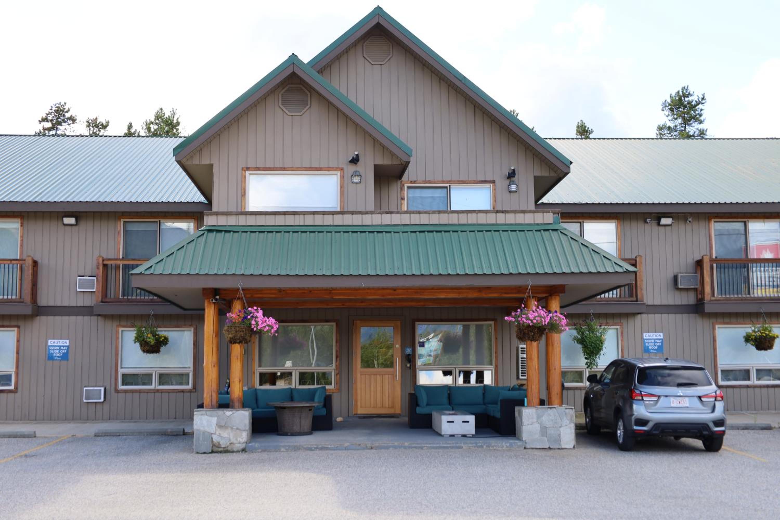 Glacier Mountain Lodge view 3