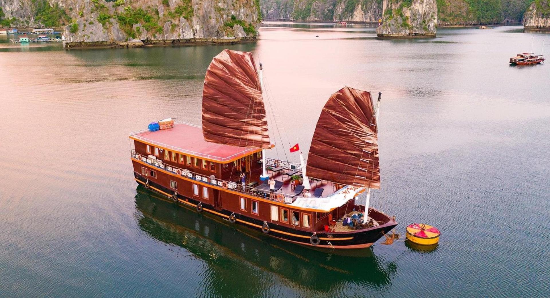 Cat Ba Cruise