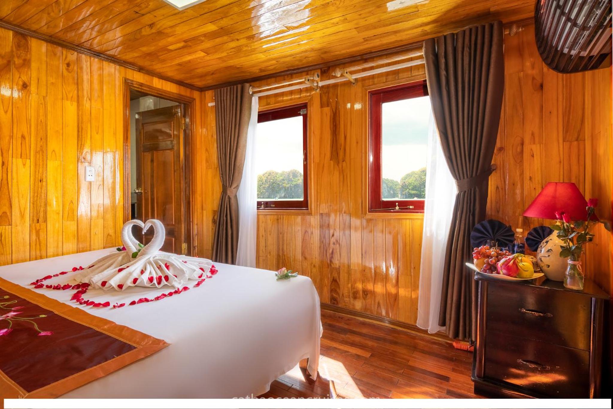 Cat Ba Cruise