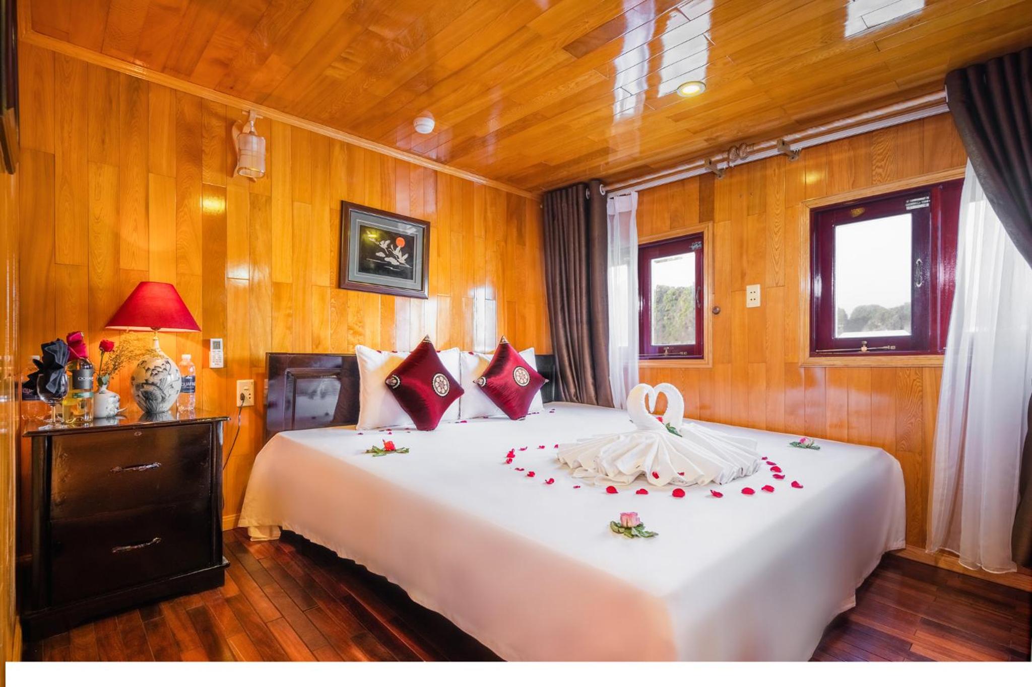 Cat Ba Cruise
