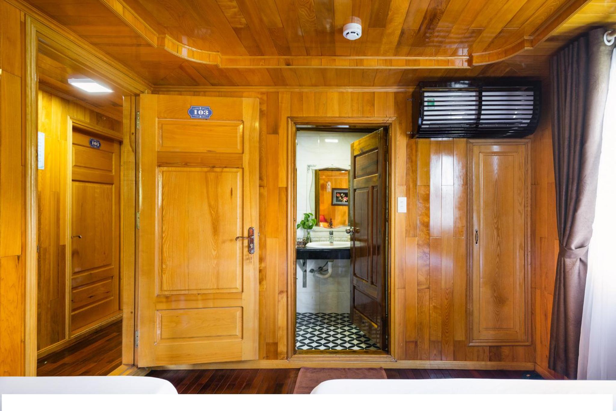 Cat Ba Cruise