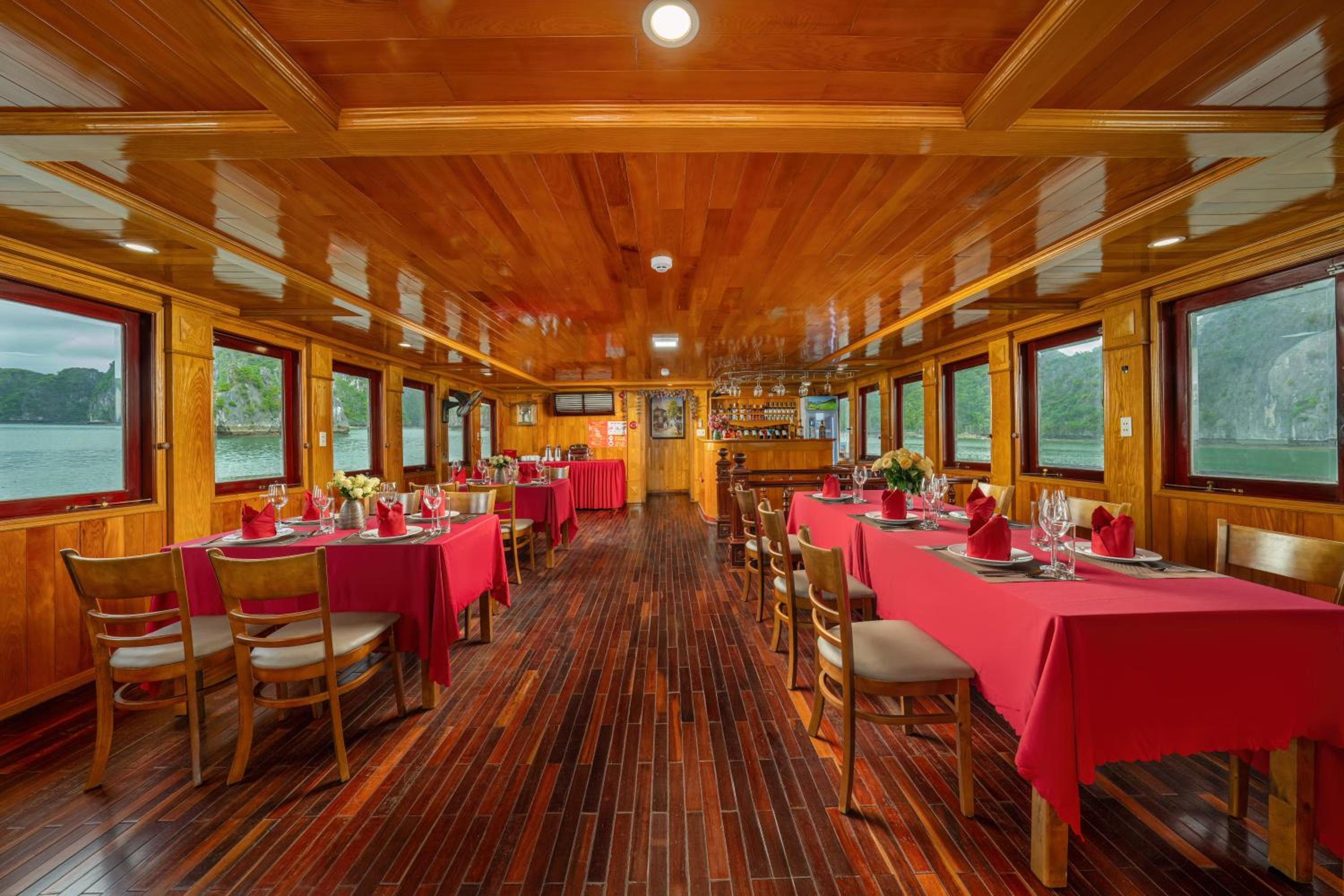 Cat Ba Cruise