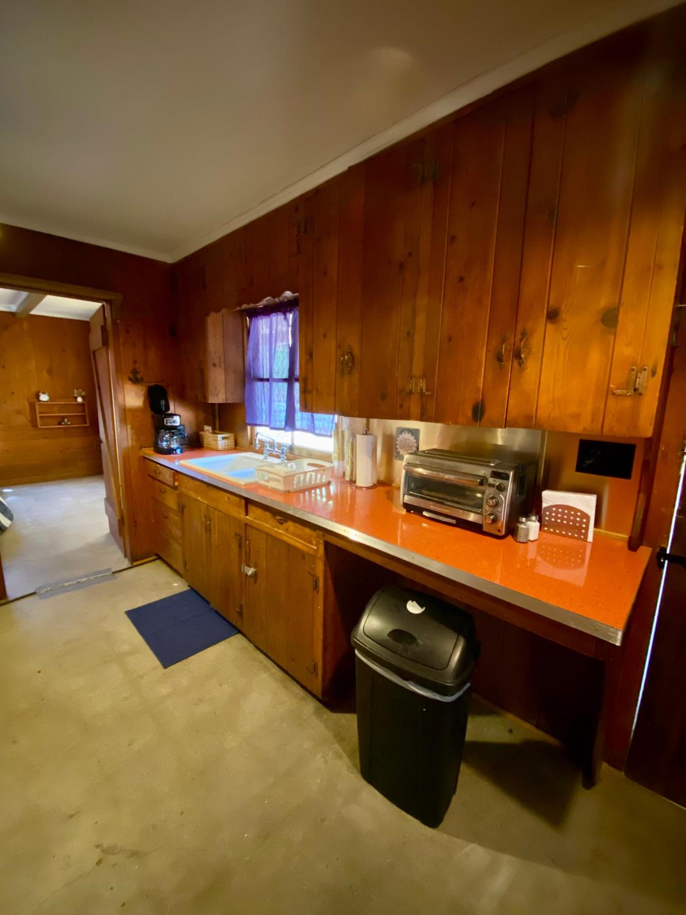 Room 1 - Downtown Joshua Tree Motel - Pet Friendly - Walk to Shops & Visitor Center, Minutes to Park Entrance