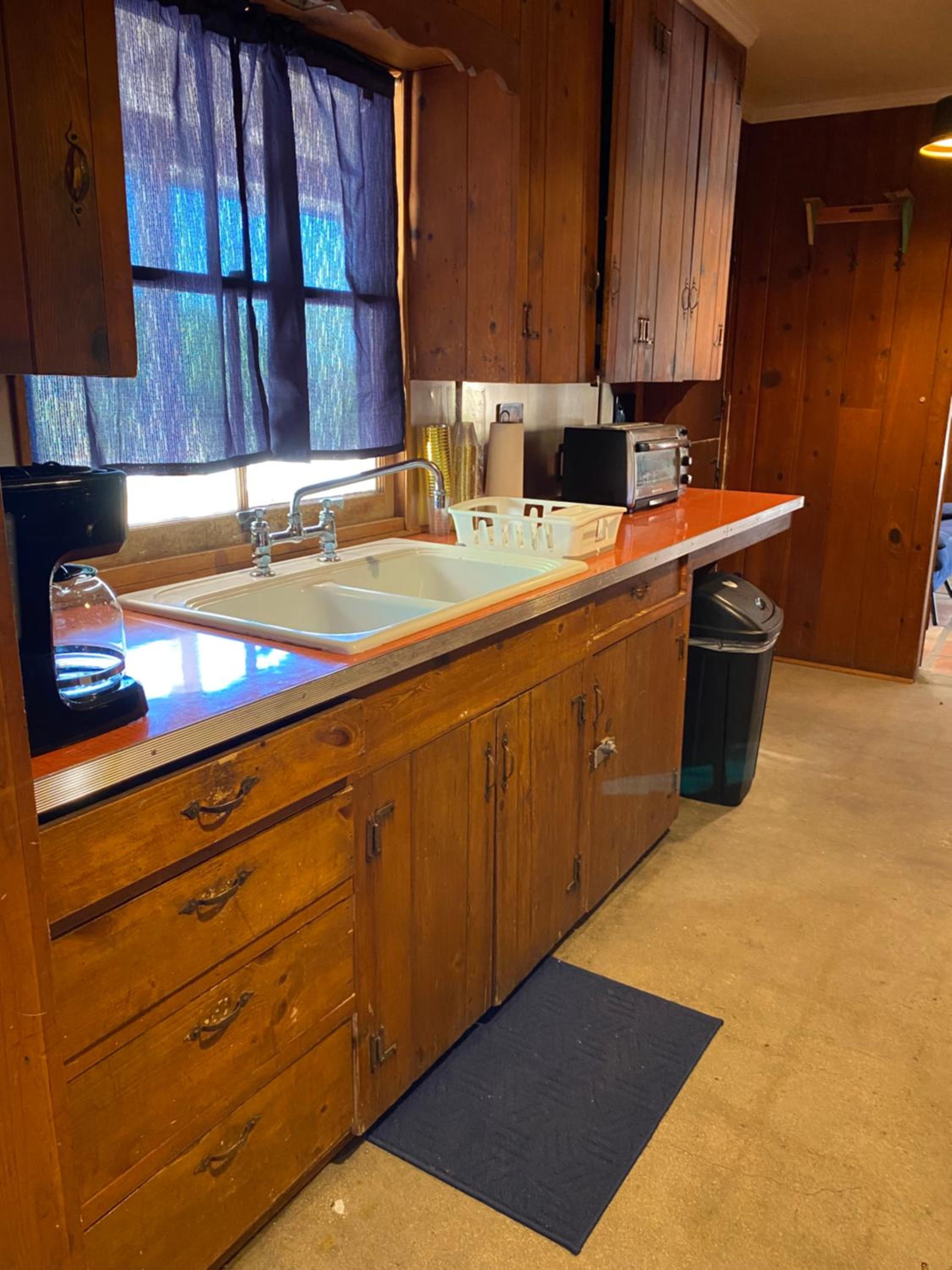 Room 1 - Downtown Joshua Tree Motel - Pet Friendly - Walk to Shops & Visitor Center, Minutes to Park Entrance