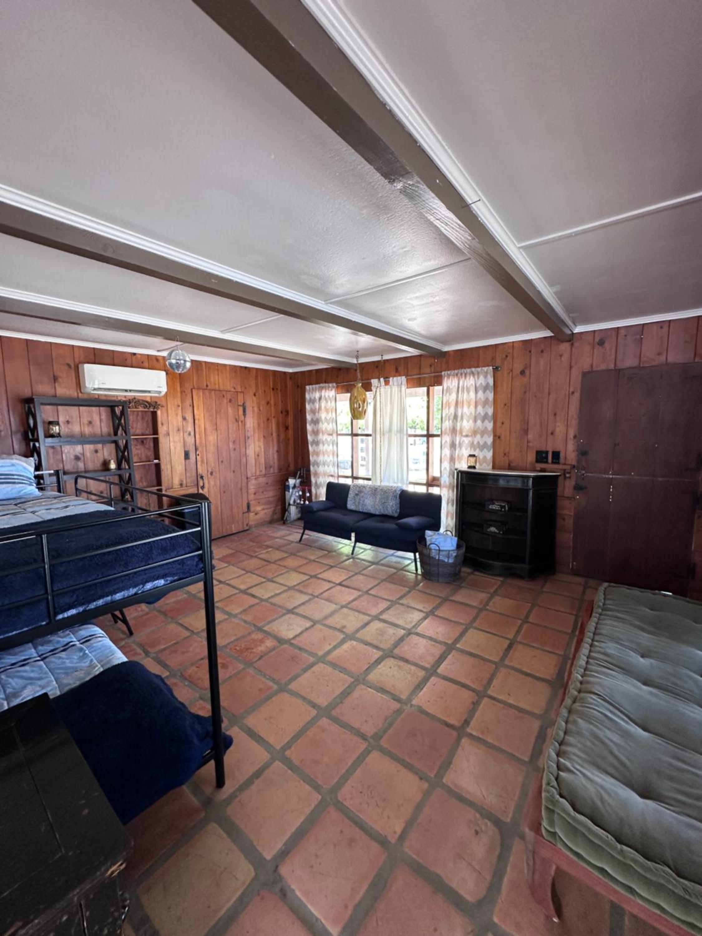 Room 1 - Downtown Joshua Tree Motel - Pet Friendly - Walk to Shops & Visitor Center, Minutes to Park Entrance