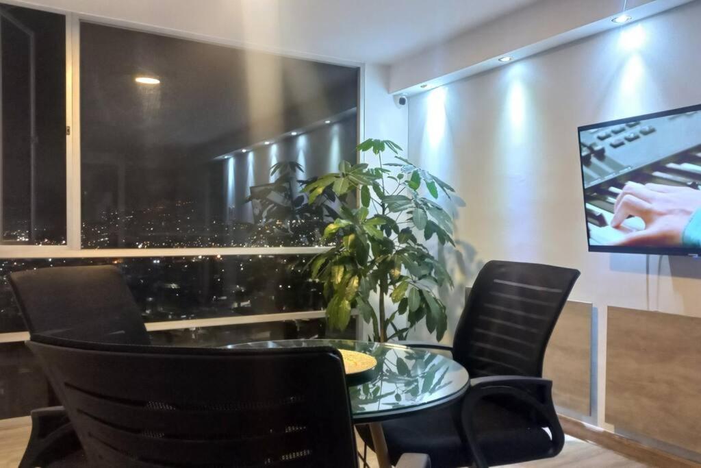 Departamento cerca del Centro Financiero, Embajada Americana y Solca GYM