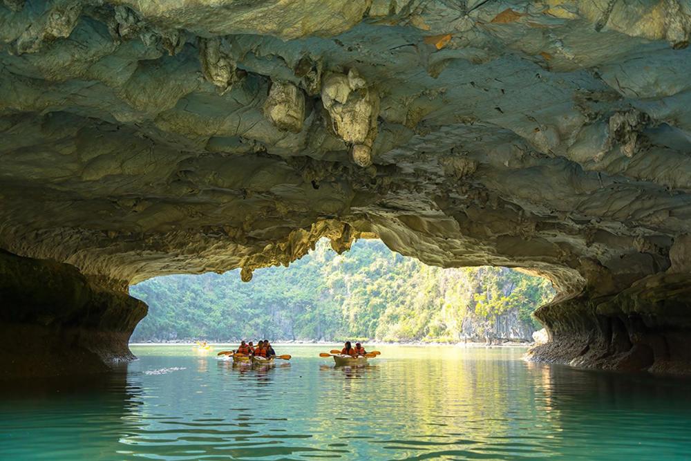 Cat Ba Cruise