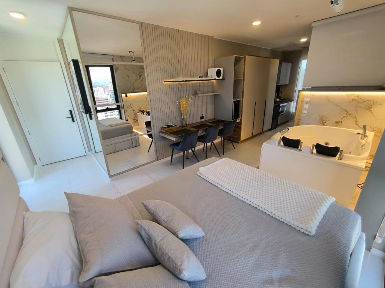 Republica del Salvador Coliving Ecuador XOE