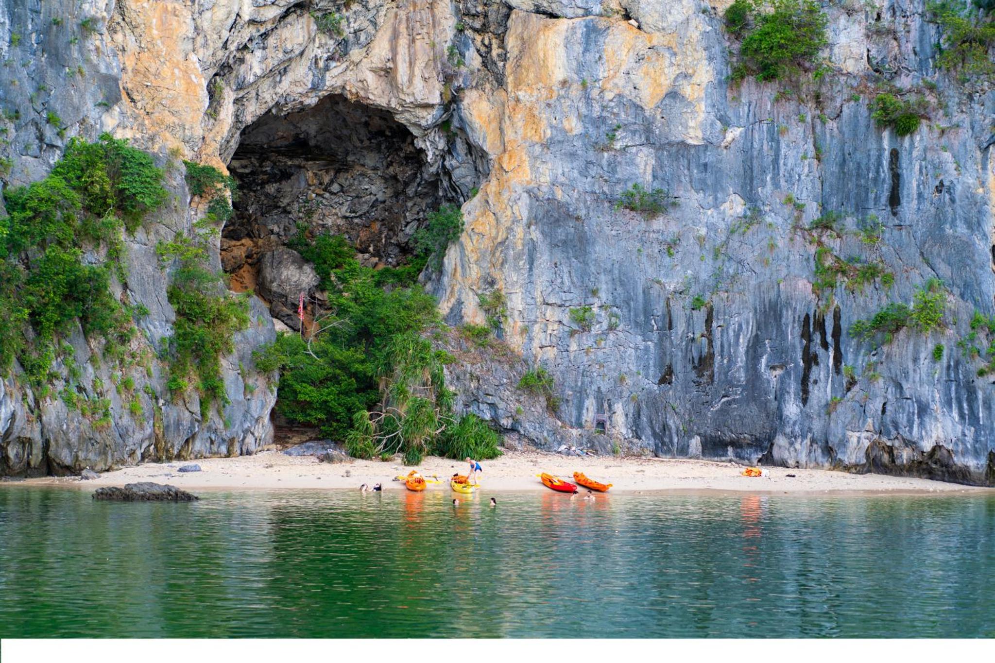 Cat Ba Cruise