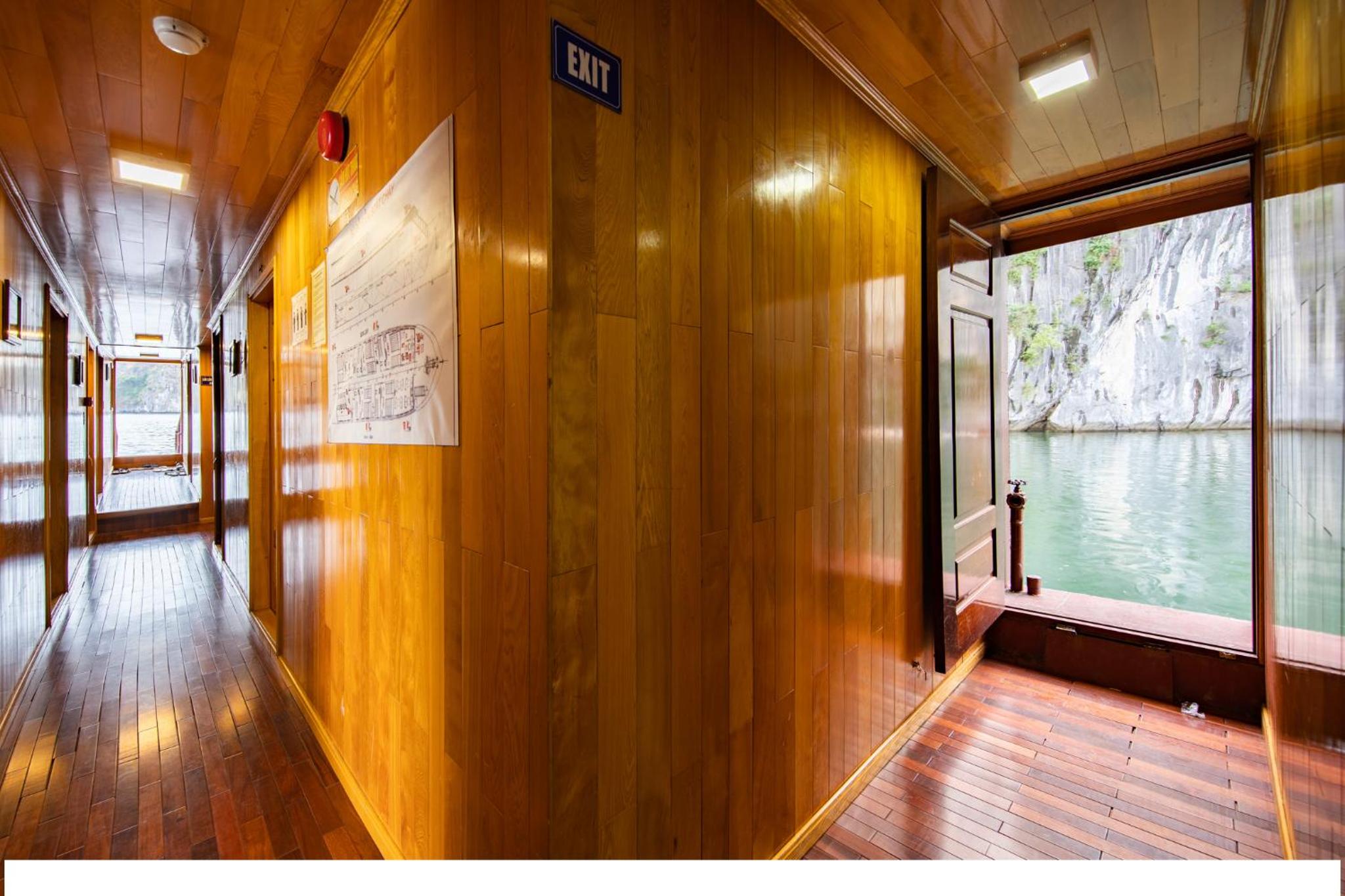 Cat Ba Cruise