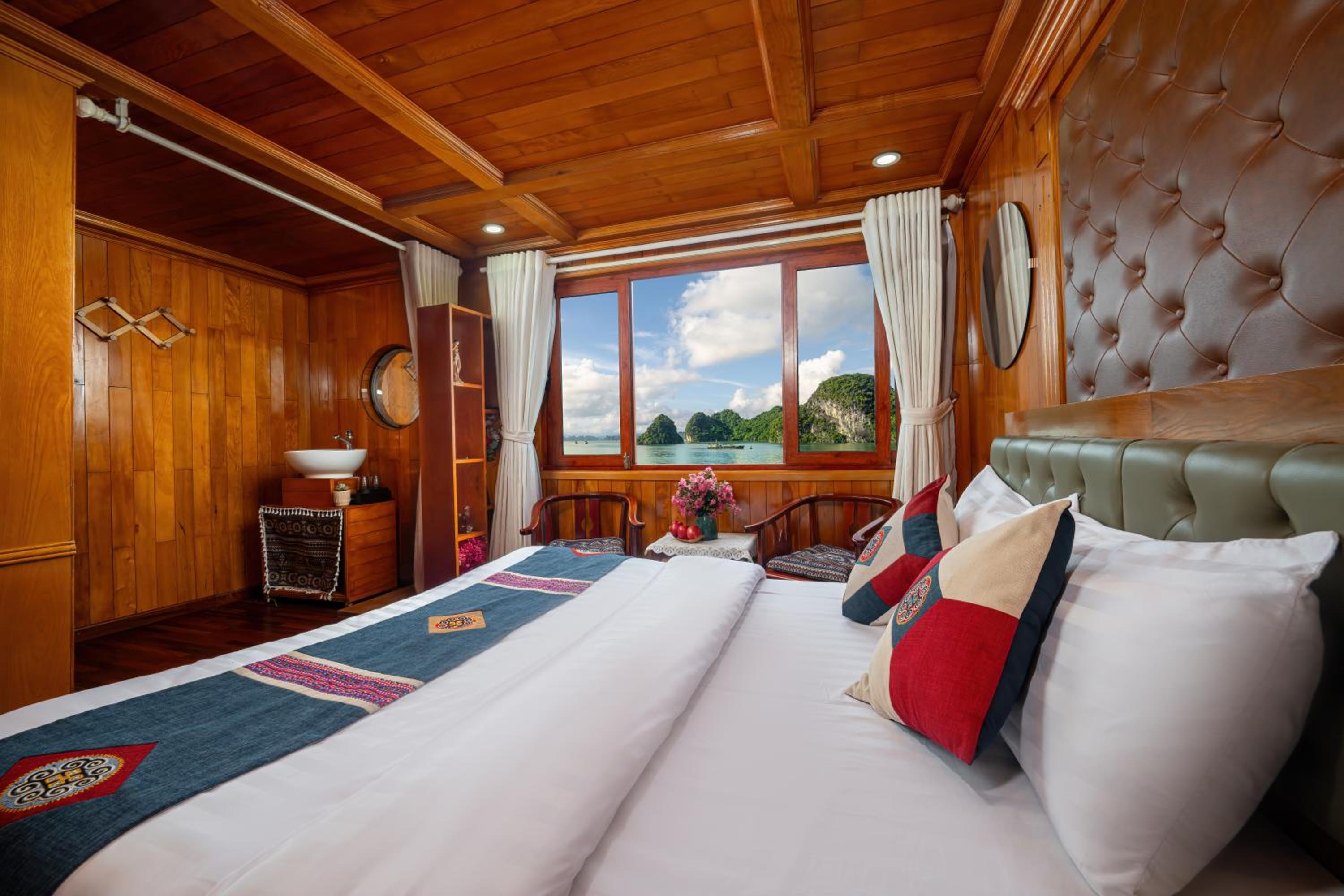 Cat Ba Cruise