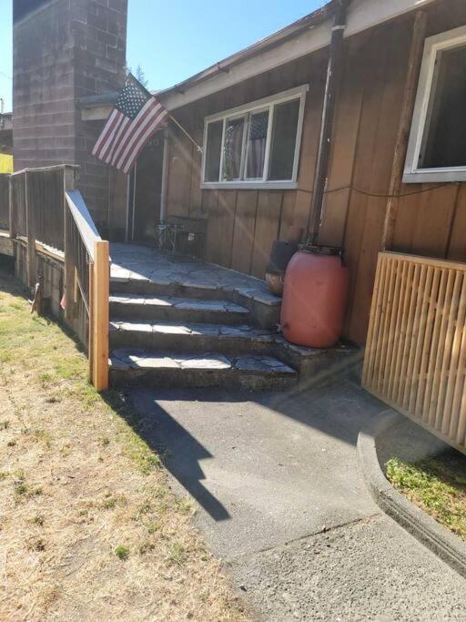 House on Avenue of the Giants, Miranda, California view 5