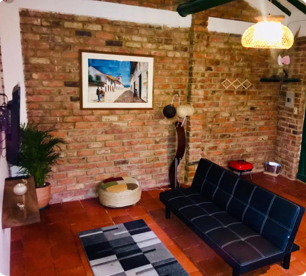Casa familiar - Cerca a la Plaza - Amplio Jardín
