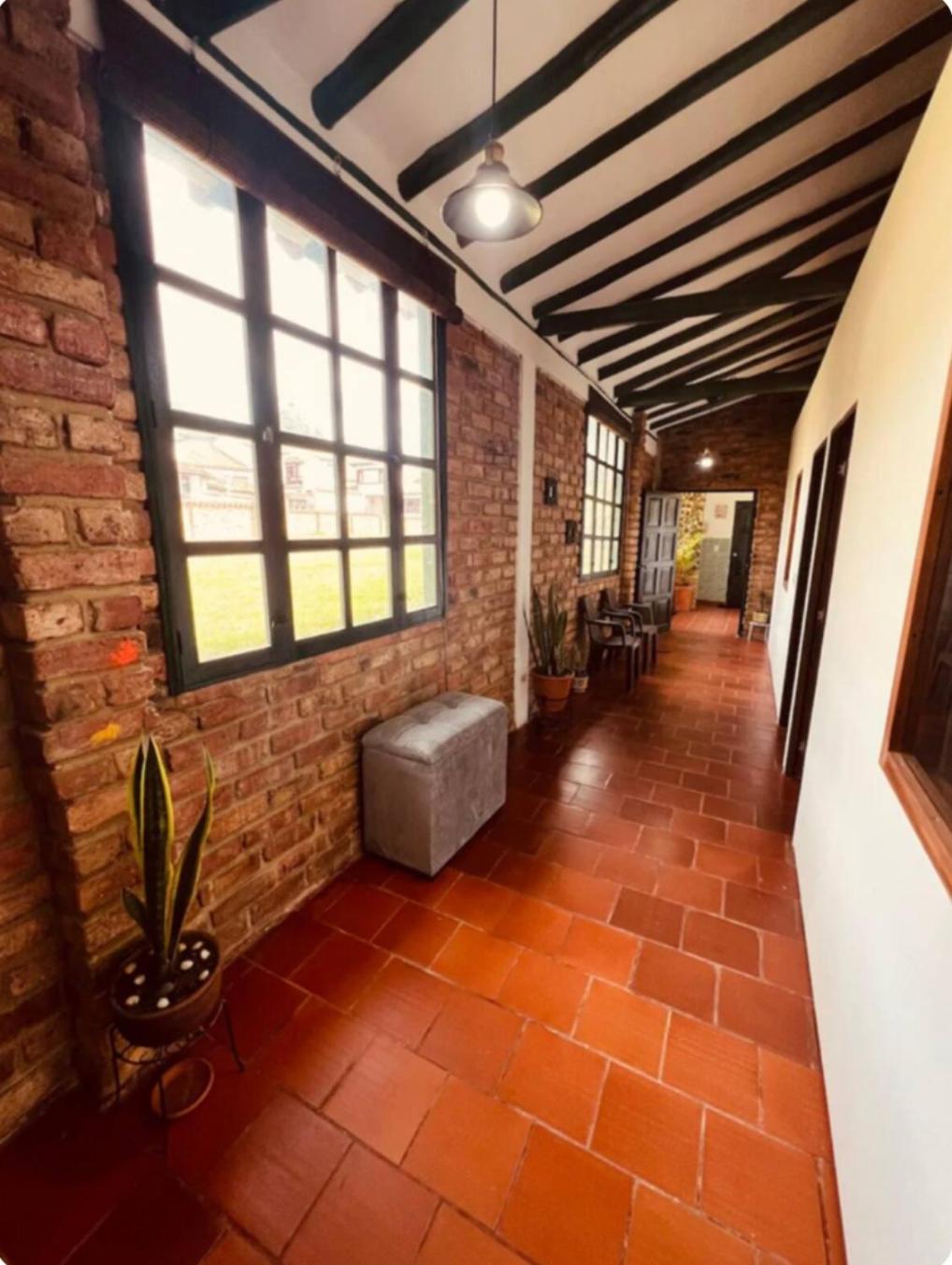 Casa familiar - Cerca a la Plaza - Amplio Jardín