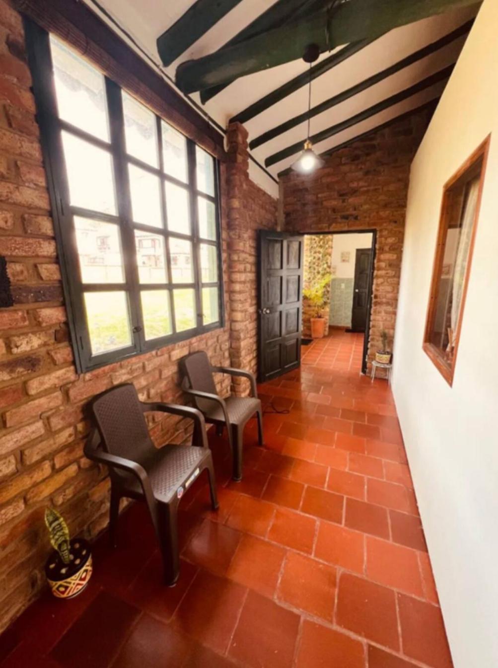 Casa familiar - Cerca a la Plaza - Amplio Jardín
