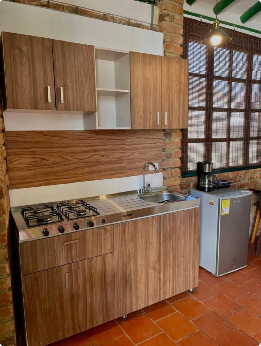 Casa familiar - Cerca a la Plaza - Amplio Jardín
