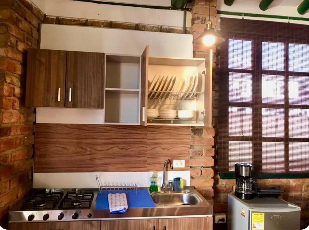Casa familiar - Cerca a la Plaza - Amplio Jardín