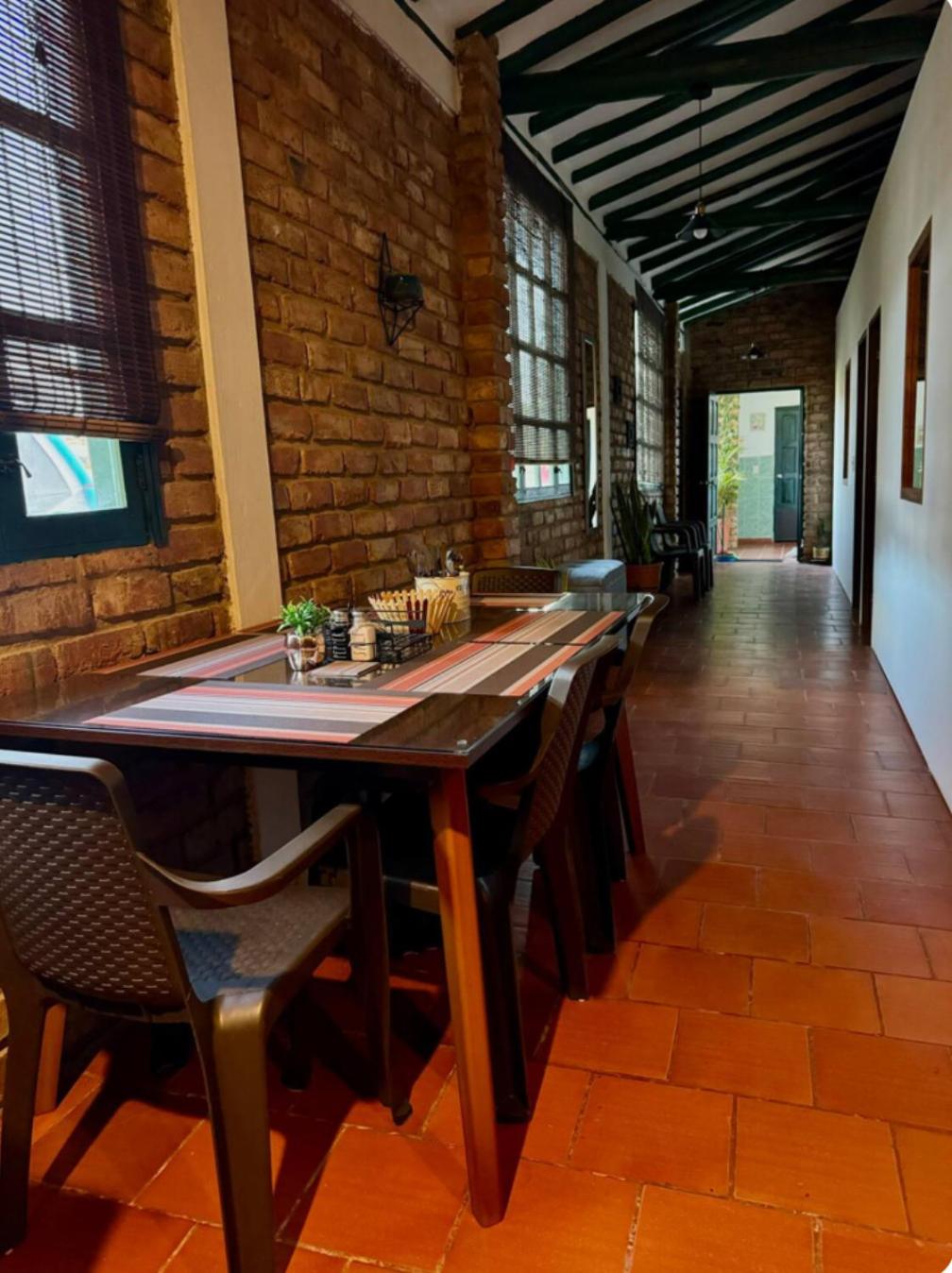 Casa familiar - Cerca a la Plaza - Amplio Jardín