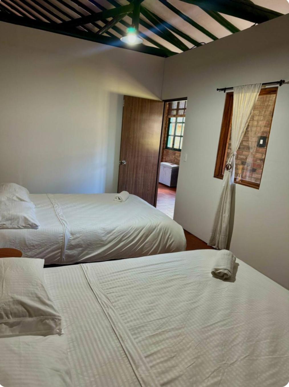 Casa familiar - Cerca a la Plaza - Amplio Jardín