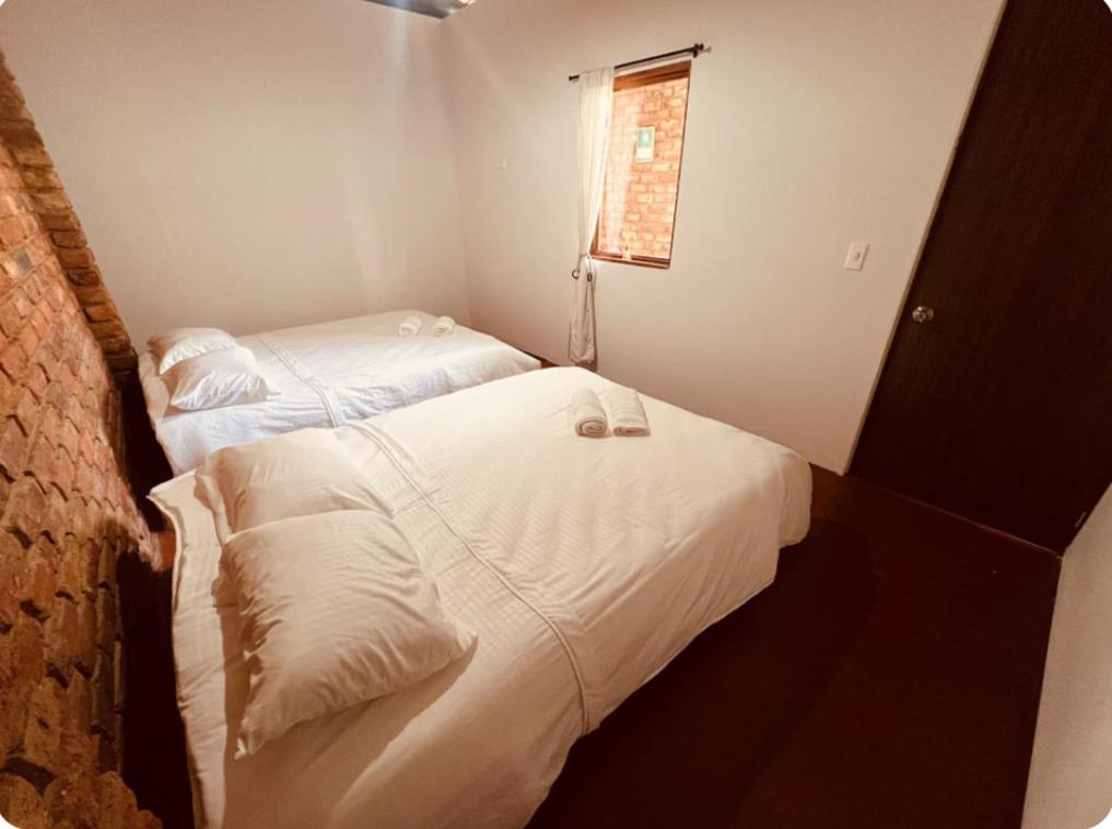 Casa familiar - Cerca a la Plaza - Amplio Jardín