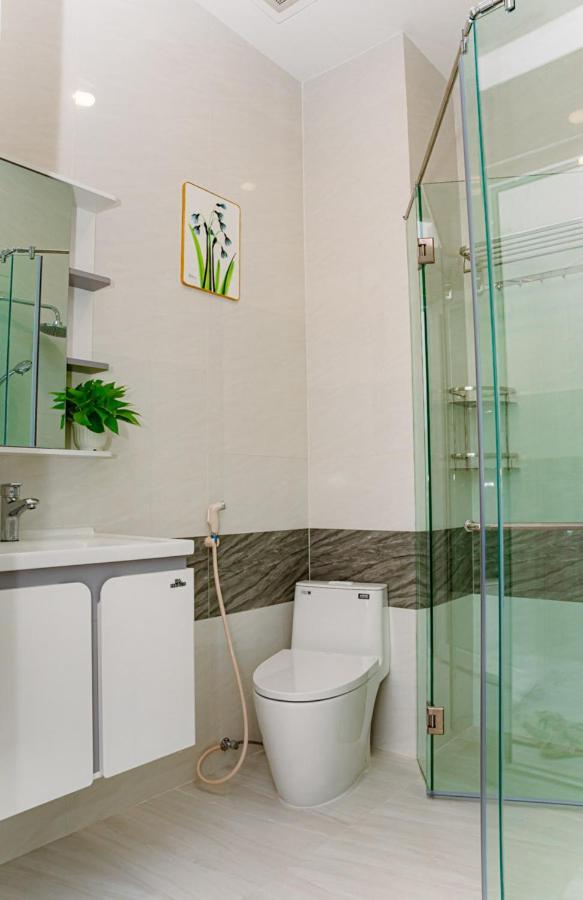 ALOHA SAIGON PREMIUM HOSTEL by Local Travel Experts - Newly opened, Less-touristy location, Spacious rooms, Glass shower bathroom, Free breakfast & Walking