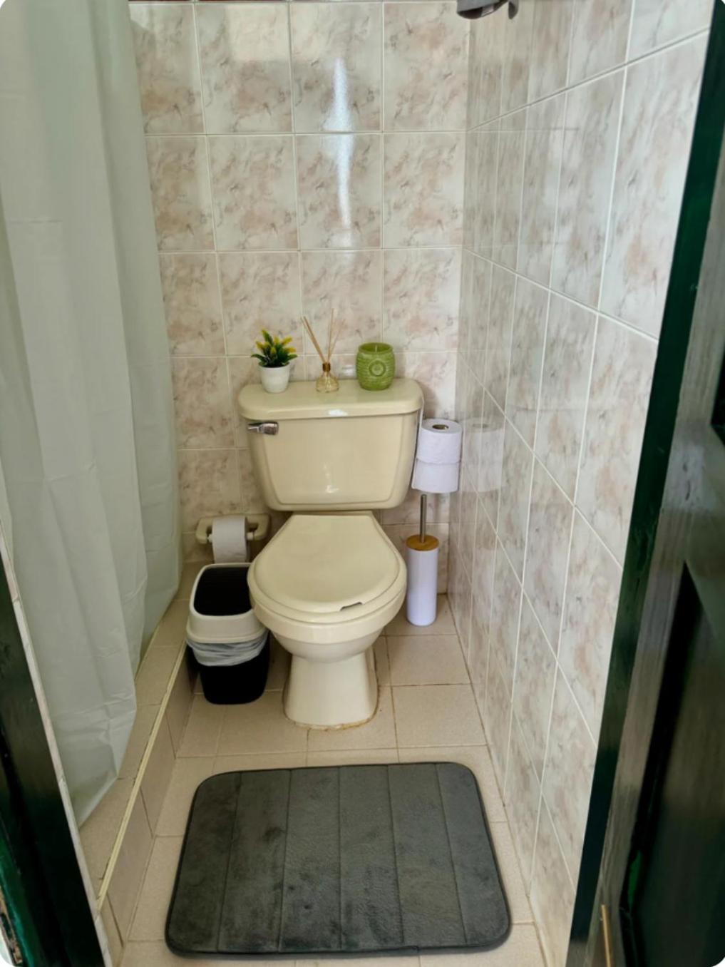 Casa familiar - Cerca a la Plaza - Amplio Jardín