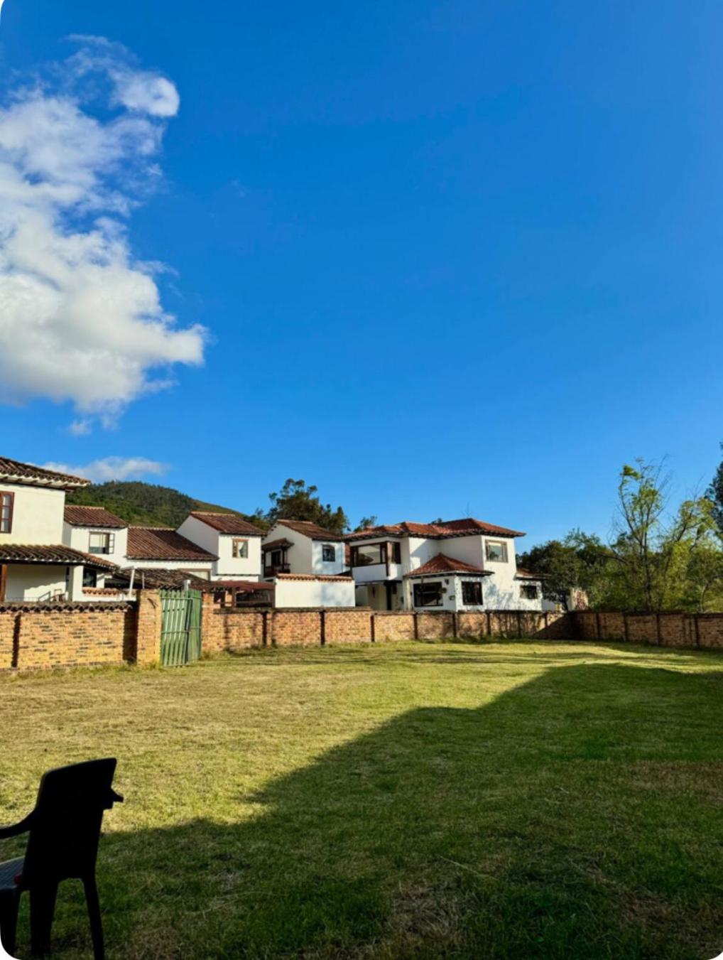 Casa familiar - Cerca a la Plaza - Amplio Jardín