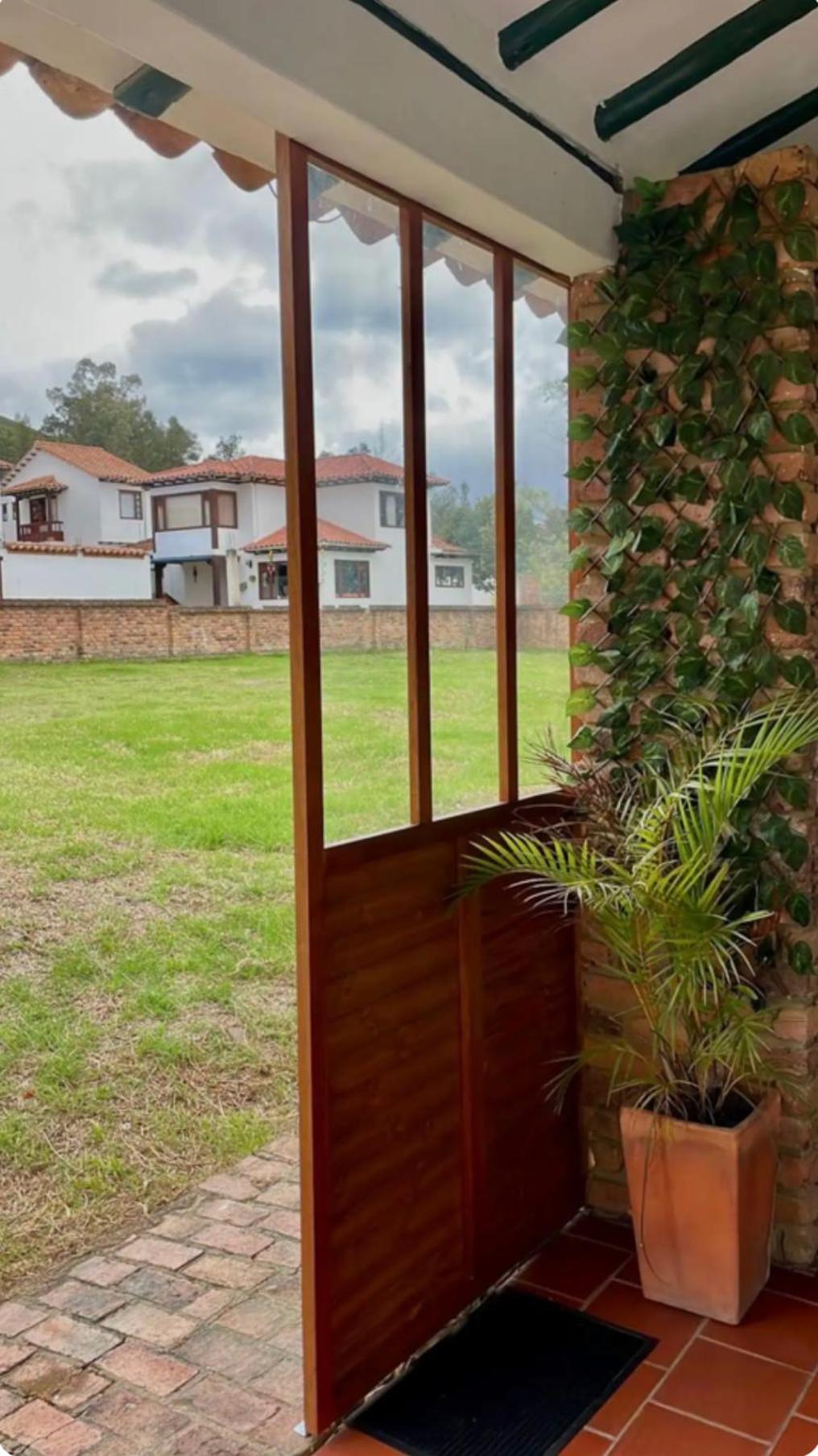 Casa familiar - Cerca a la Plaza - Amplio Jardín