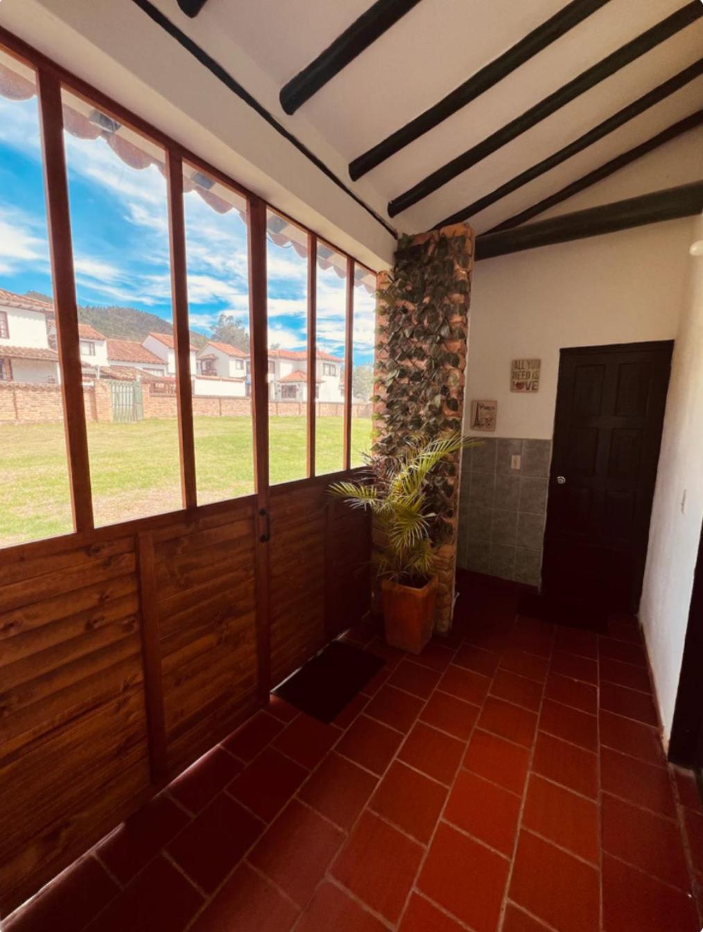 Casa familiar - Cerca a la Plaza - Amplio Jardín