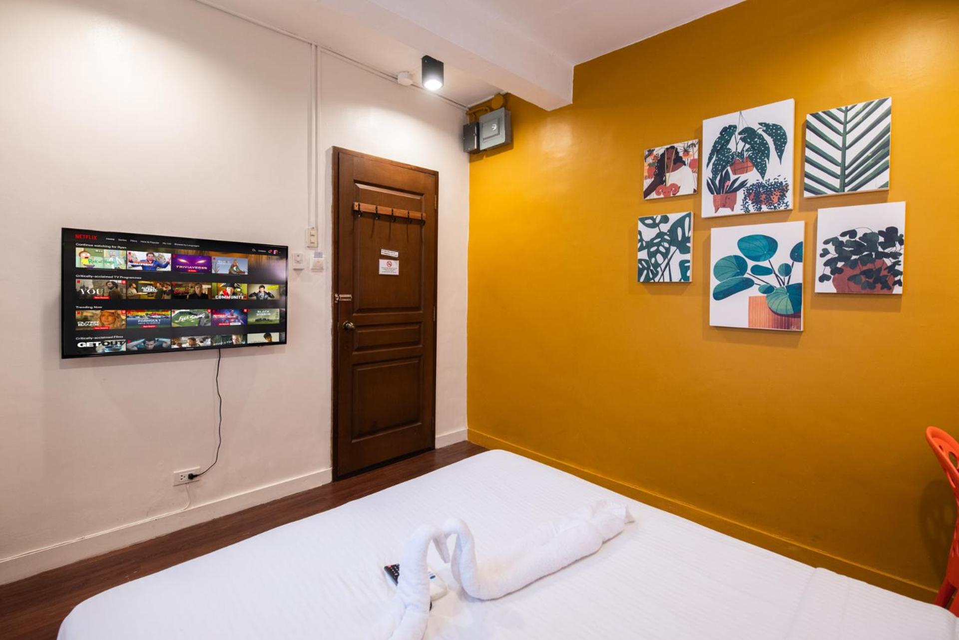 Homey and Cozey Poblacion Makati S01 view 2