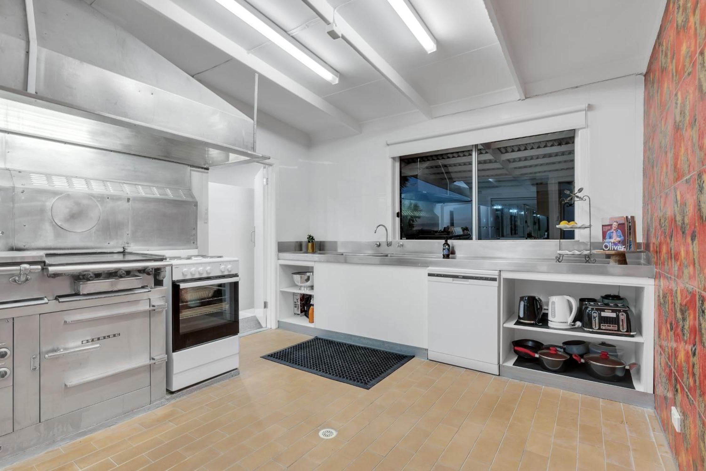 Space and Privacy near Airport, Groups Friendly