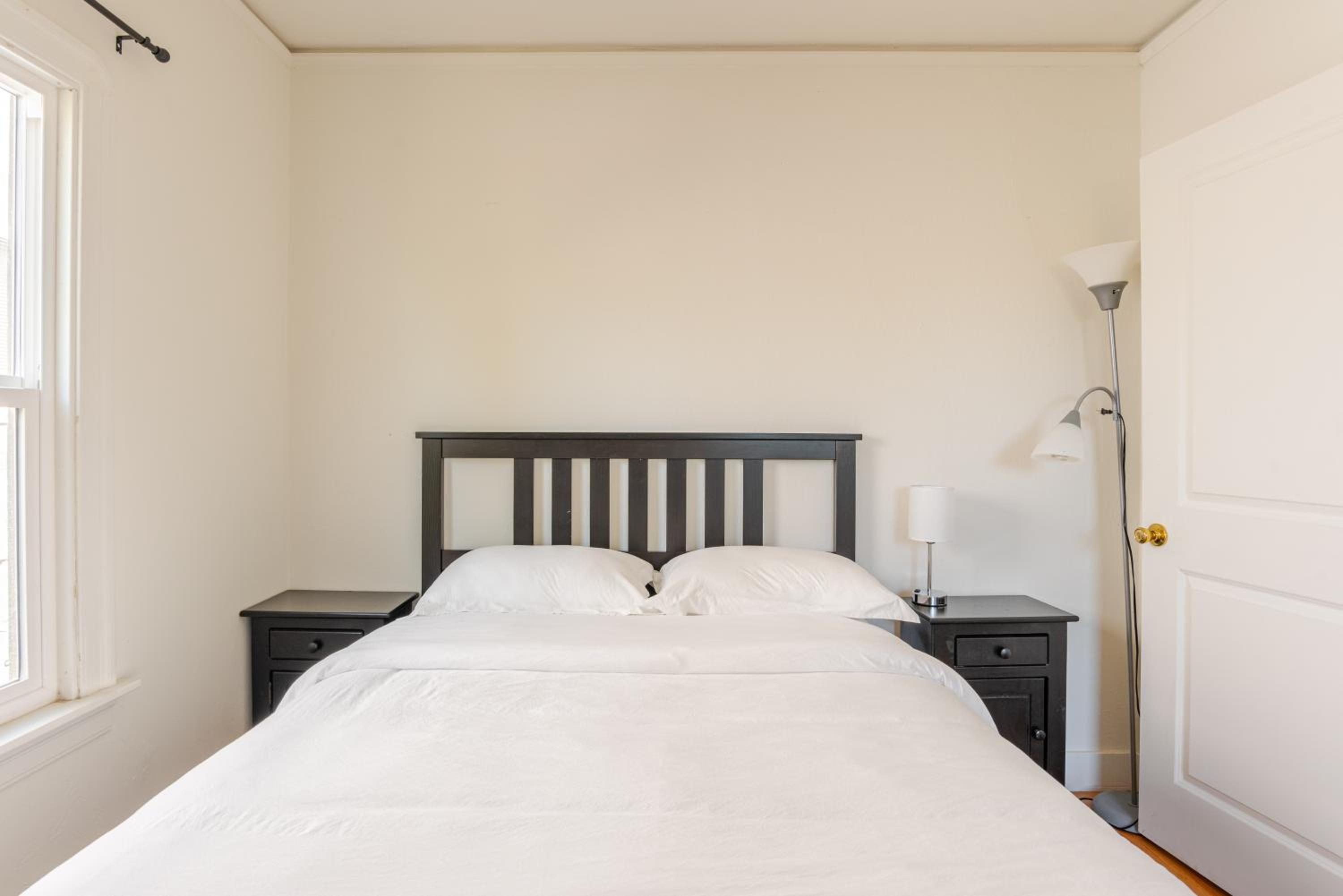 Cozy 5-Bedroom House, Perfect for Family and Work Groups view 3